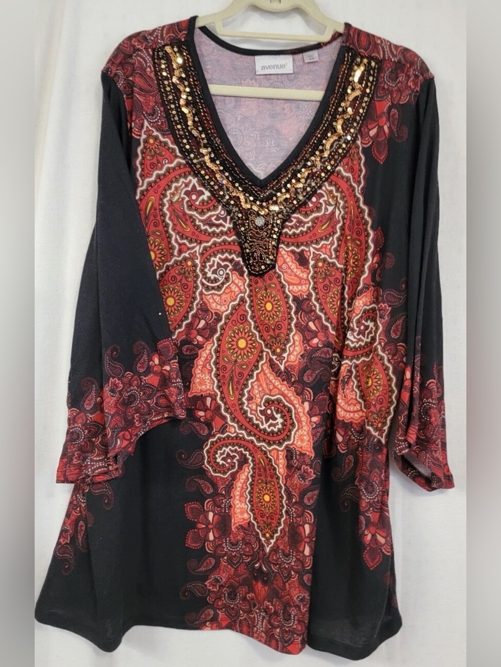 Avenue Black and Red Paisley Sequin V-Neck Tunic with sequins. Size 26/28